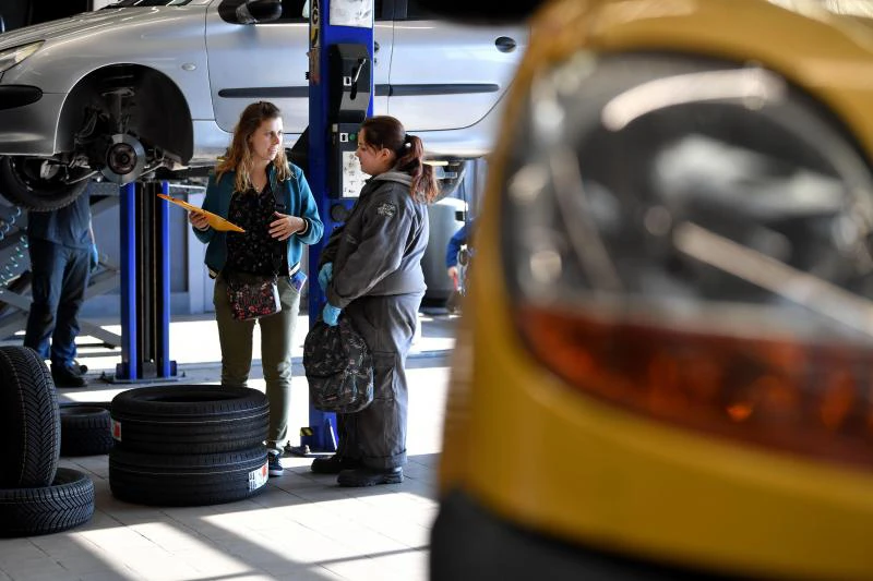 Photographie d'une formatrice et d'une élève de l'EPAP, garage école à orchies