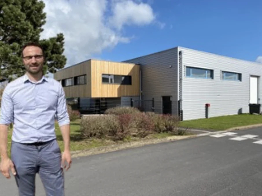 Photographie de Joseph Sciortino devant le centre de formation